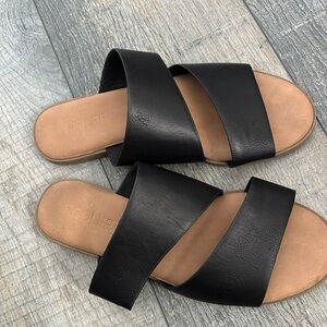 Super cute Rolee black flat sandals